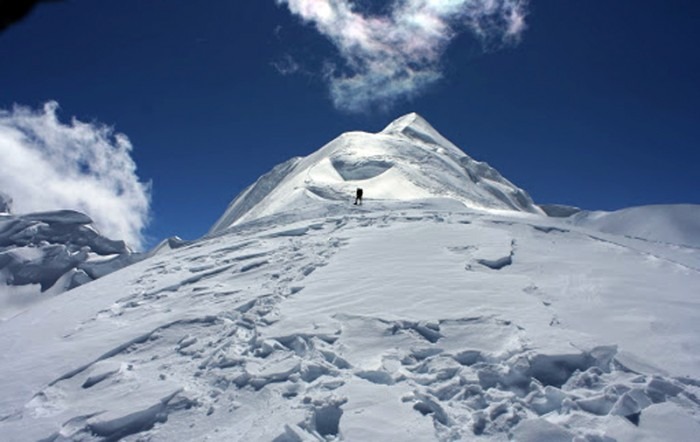 CHULU EAST PEAK CLIMBING